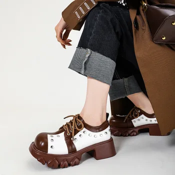 Primavera 2023 Moda Rebite Sapatos de Couro das Mulheres de Interesse Especial Design de Couro Genuíno Chunky Calcanhar Bombas Plataforma