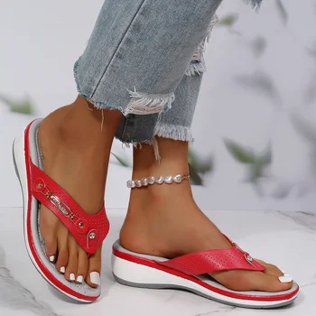 2023 Mulheres Chinelos de Verão, Moda de Nova Botão de Metal Slides Sapatos de Cunha Sandálias de Praia as Mulheres Fora da Plataforma de Lazer Flip-Flops